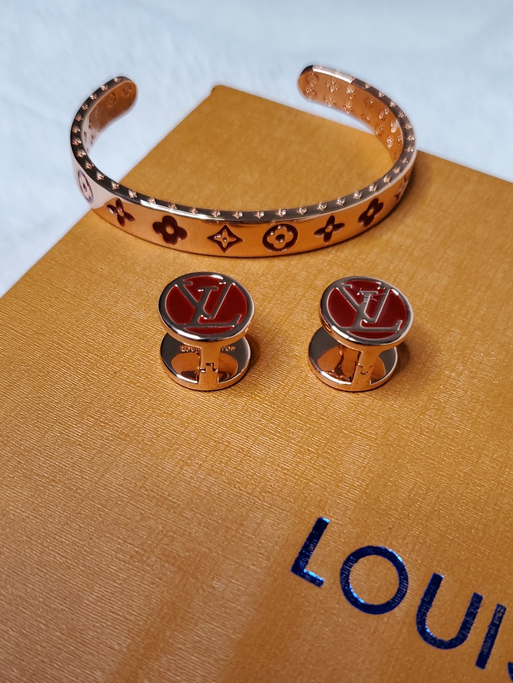 Set Rose Gold Bracelet with Red Enamel Logo Accents And Errings